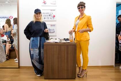 Dos chicas fieles a su estilo: Jessica Trosman, con mega pantalones de jean, gorra y maxi sweater, y Griselda Siciliani, con un conjunto amarillo patito y tacos para el infarto