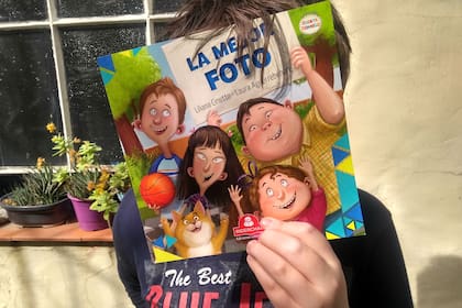 Dos chicas y dos chicos muy distintos con un problema en común: cómo evitar las burlas de los compañeros de colegio en un cuento ilustrado que habla sobre la diversidad y el respeto