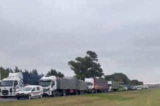 Dos choques en la autopista Rosario-Buenos Aires: murió una persona y el tránsito quedó parado