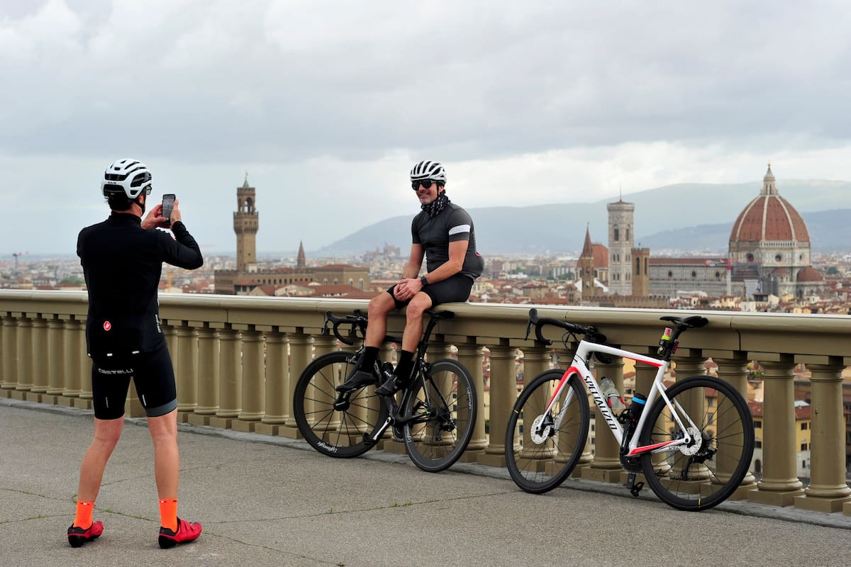 Dos ciclistas toman fotos en Piazzale Michelangelo durante el cierre, antes del levantamiento gradual de las restricciones de Italia que comienza a partir del 4 de mayo, debido a la propagación de la enfermedad por coronavirus (COVID-19), en Florencia, Italia, 1 de mayo de 2020.