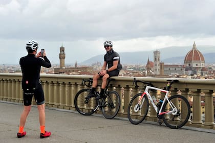 Dos ciclistas toman fotos en Piazzale Michelangelo durante el cierre, antes del levantamiento gradual de las restricciones de Italia que comienza a partir del 4 de mayo, debido a la propagación de la enfermedad por coronavirus (COVID-19), en Florencia, Italia, 1 de mayo de 2020.
