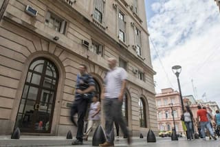 El Gobierno cambia por DNU la ley de inteligencia: posibilidad de aprehender personas y un nuevo organismo para Adorni