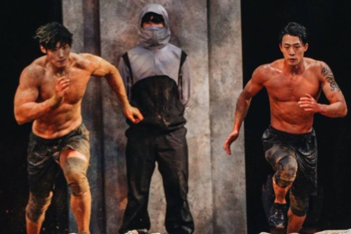 Dos concursantes corren para atrapar una pelota que deben sostener por tres minutos