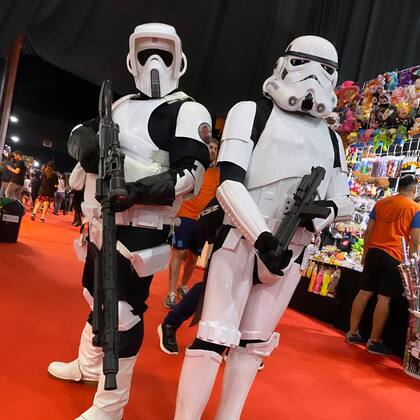 Dos cosplayers disfrazados de stormtroopers, soldados del Imperio de Star Wars