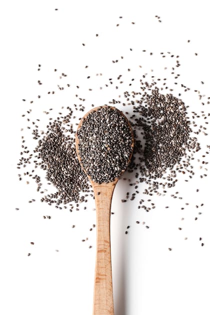Dos cucharadas de semillas de chía contienen aproximadamente 140 calorías, 4 gramos de proteína, 11 gramos de fibra, 7 gramos de grasa insaturada, 18% de la dosis diaria recomendada de calcio y oligoelementos como zinc y cobre