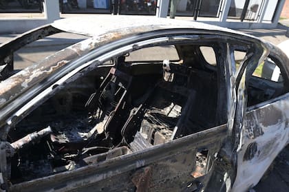 Dos cuerpo fueron encontrados dentro de un vehículo quemado