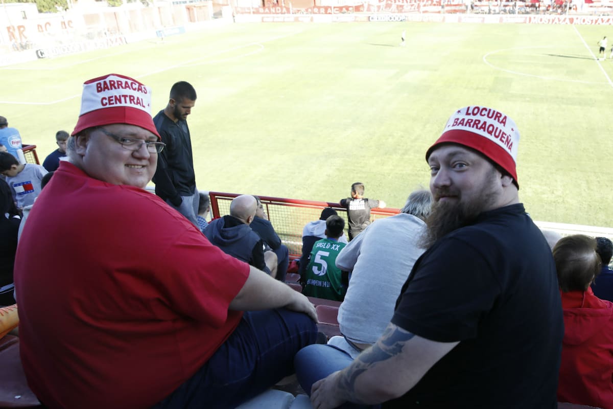 Dos daneses fanáticos del fútbol siguieron esta semana el duelo entre Barracas Central y Riestra