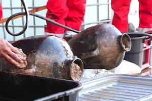 Dos de las ánforas antiguas halladas en el fondo del mar