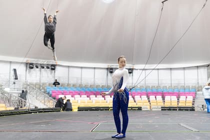 Dos de las artistas en la flamante Cúpula, en medio de los ensayos de la obra que estrena este jueves