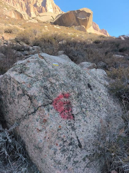 Dos de las rocas vandalizadas tenían inscripciones de 60 por 70 centímetros