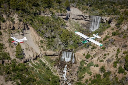 Dos de las siete cascadas del arroyo Nant y Fall desde el aire.