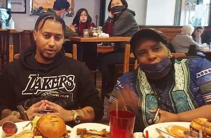 Dos de las víctimas fueron identificadas como Lucille Pinkney, de 59 años, y su hijo Hernan Pinkney, de 38 años