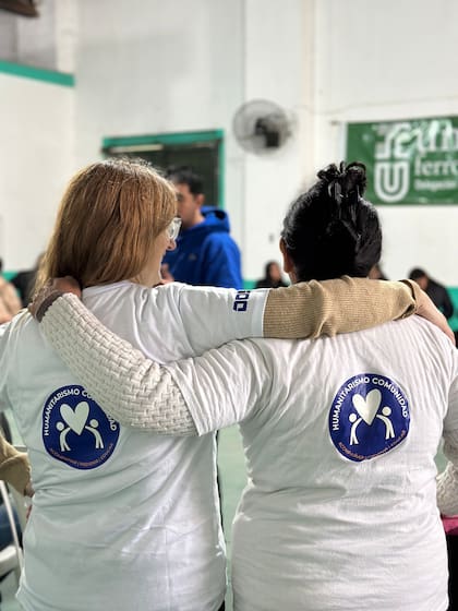 Dos de los 40 voluntarios de Humanitarismo Comunidad, la ONG que lidera el proyecto