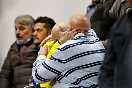 Dos de los acusados se abrazan al escuchar la sentencia