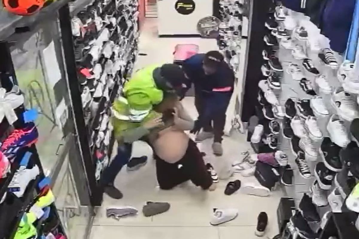 Dos de los asaltantes atacaron a la mujer