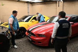 Los artistas y famosos que filmaron sus videos con los autos de lujo ingresados de contrabando