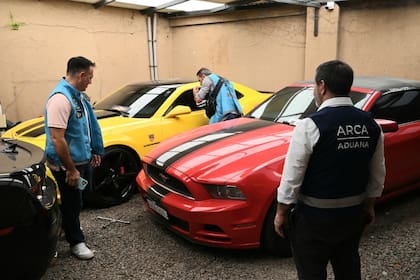Dos de los autos secuestrados por la Policía de la Ciudad y la Aduana