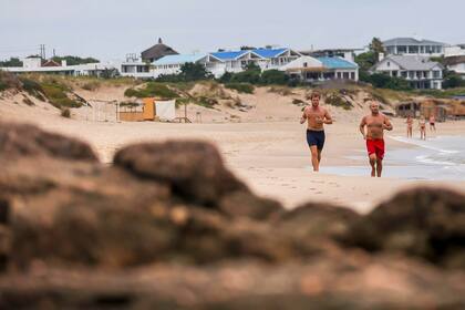 Dos de los guardavidas de José Ignacio entrenando al lado del mar