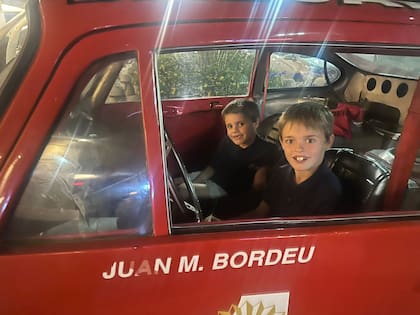 Dos de los nietos de Bordeu, Iñaki y Jaime Anzorreguy, posaron encantados en el mítico auto de su abuelo.