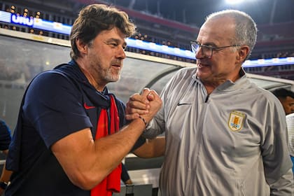 Dos de los técnicos "extranjeros", argentinos en otras selecciones: Pochettino (Estados Unidos) y Bielsa (Uruguay), que dirigió al exdefensor en sus inicios en Newell´s