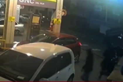 Dos delincuentes armados asaltaron a dos jóvenes que habían acordado la transacción de celulares en una estación de servicio.