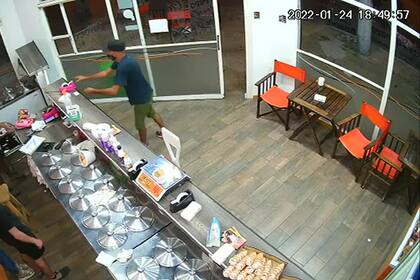 Dos delincuentes entraron a robar en una heladería y amenazaron con matar a los empleados