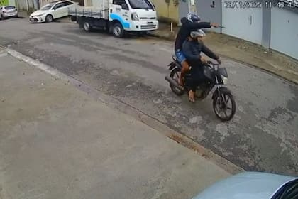 Dos delincuentes Intentaron robar con un arma de fuego y uno terminó siendo atropellado