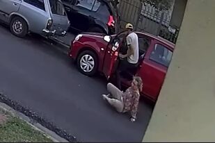 Dos delincuentes primero asaltaron a una mujer con sus dos hijas y luego atacaron a una tecera para robarle el auto
