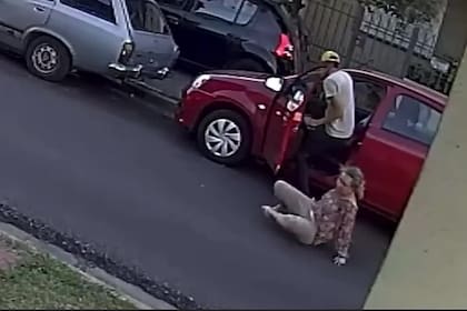 Dos delincuentes primero asaltaron a una mujer con sus dos hijas y luego atacaron a una tecera para robarle el auto