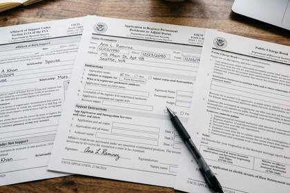 Dos demandas presentadas ante un tribunal federal de Seattle la acusan de presentar ante Uscis peticiones que contenían declaraciones falsas o exageradas