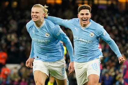 Dos destacados de Manchester City: Erling Haaland, considerado el mejor del año, y Julián Álvarez