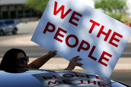 Dos detenidos por atropello y fuga en California durante protesta contra Trump