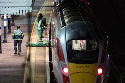Dos detenidos tras apuñalamientos en un tren con destino a Londres que dejaron 9 heridos graves