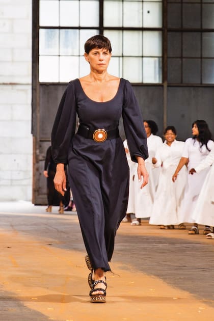 Dos días antes, Paola se animó a subirse a la pasarela para la presentación de la nueva colección de Gabriela Hearst, que se hizo en Brooklyn. Y todos sus amigos estuvieron ahí para aplaudirlas.