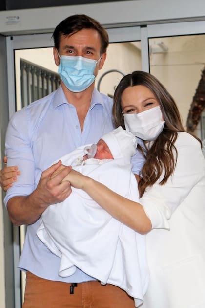 Dos días después de darle la bienvenida a su hija, Ana, Roberto García Moritán y Carolina Ardohain posaron a la salida del sanatorio Otamendi con la beba en brazos. “Estamos agradecidos a la vida por este regalo maravilloso”, dijo la modelo y conductora.