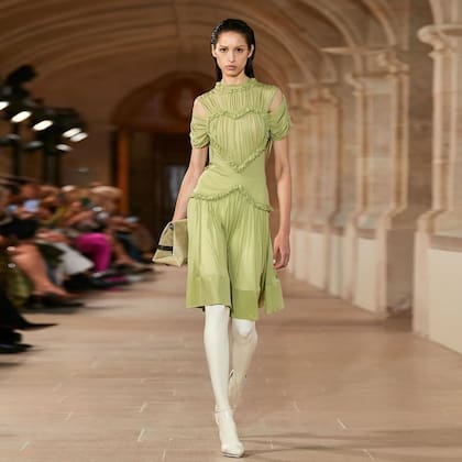 Dos días después, el viernes 30 de septiembre, Justina Ageitos desfiló para Victoria Beckham