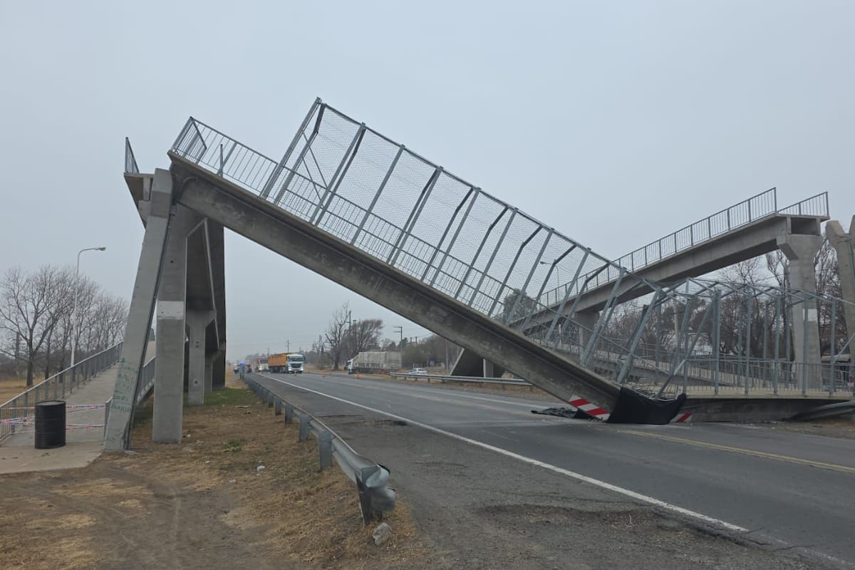 Dos días estuvo inhabilitada la ruta nacional 7 a la altura de Vicuña Mackena, en Córdoba, por la caída de un puente peatonal