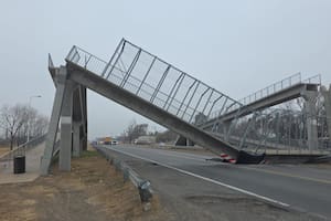 Dos días estuvo inhabilitada la ruta nacional 7 a la altura de Vicuña Mackena, en Córdoba, por la caída de un puente peatonal