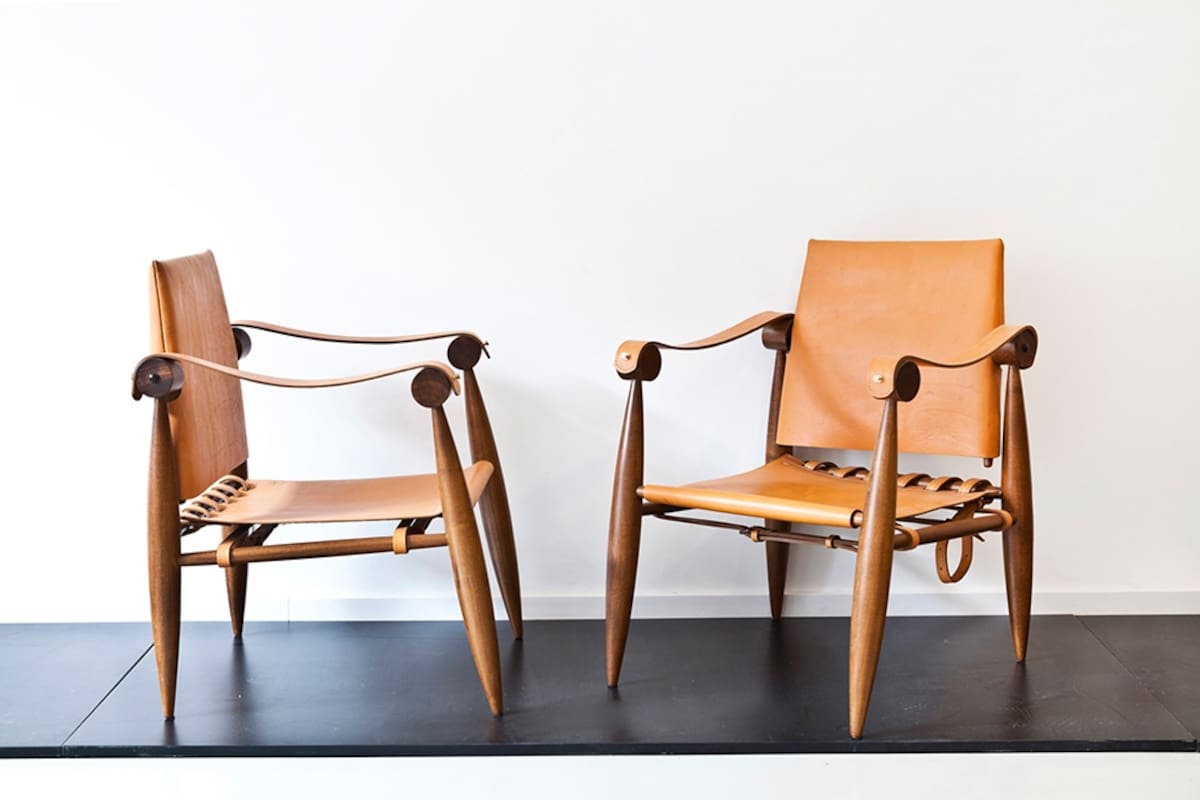 Dos ejemplares de la Versión moderna de un mueble popular (de Amancio Williams)