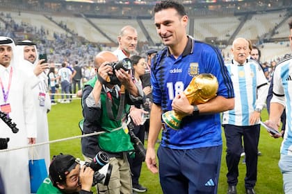 Dos elementos de campeón en Lionel Scaloni: la Copa del Mundo y la camiseta alternativa del seleccionado argentino sub 20 que él integró y que se coronó en Malasia 1997, hace un cuarto de siglo.