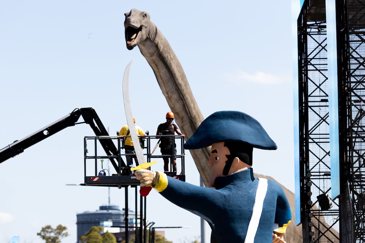 Dos emblemas del parque, San Martín y los dinosaurios