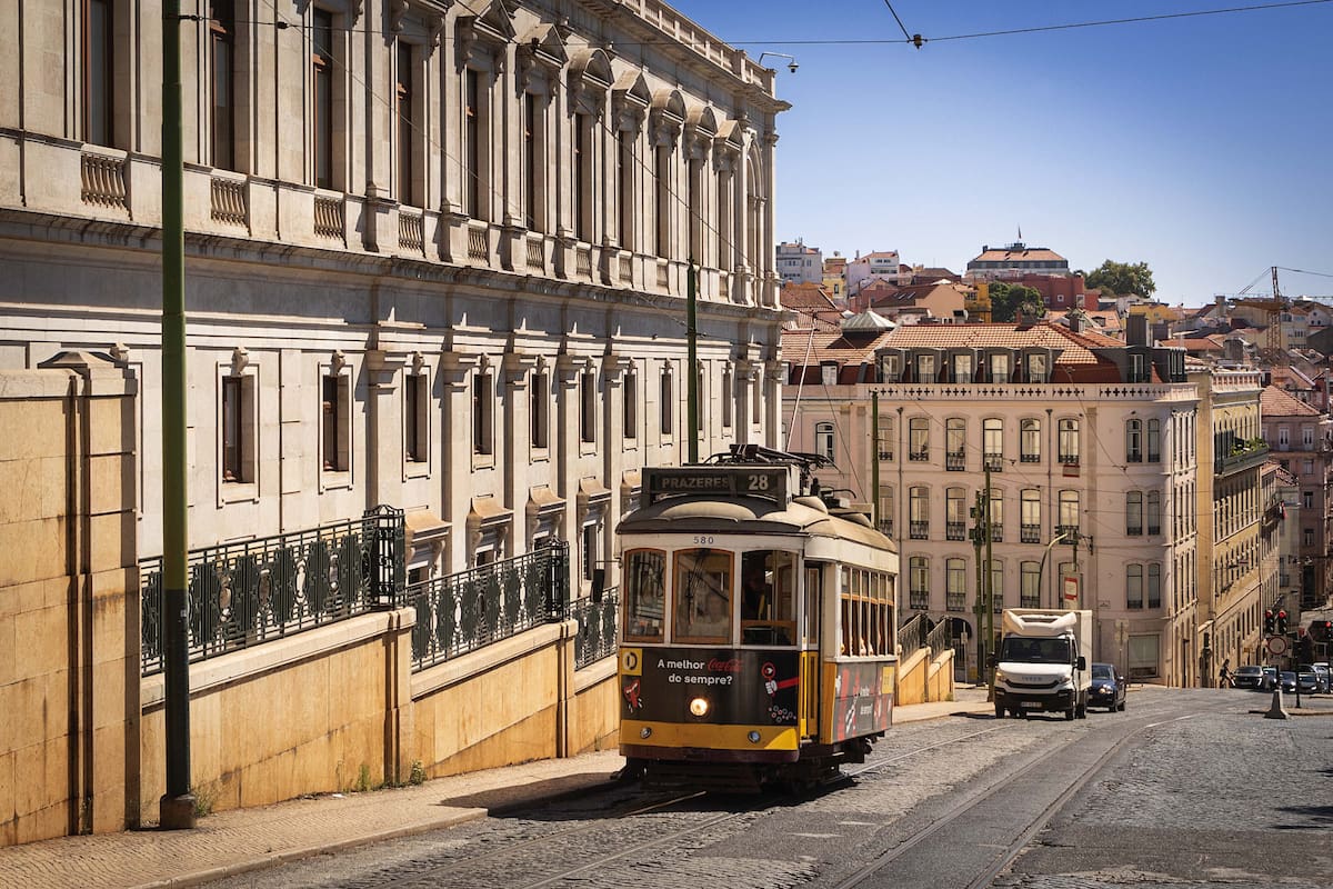 Dos emblemas lisboetas: el tranvía y los azulejos.