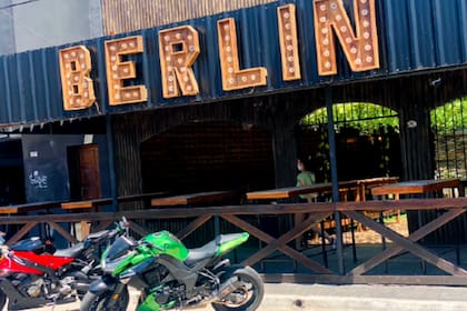 La fachada de la cervecería Berlín, establecimiento ubicado en Rafael Castillo donde tuvo lugar la agresión