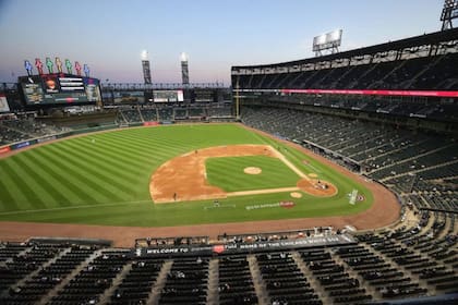 Dos empleados de los White Sox conseguían entradas de cortesía de empleados del club y luego las entregaban a Lee para que él las vendiera en una plataforma de venta de tickets online