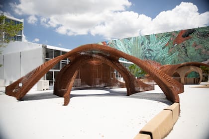 Dos enormes estructuras hechas en impresión 3D ocupan esta plaza, donde se organiza el mercado y varios eventos junto al enorme mural Jungle.