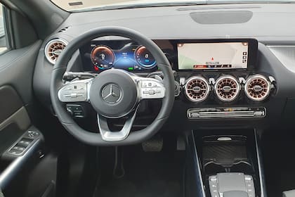 Dos enormes pantallas integradas dominan el interior del Mercedes-Benz EQA