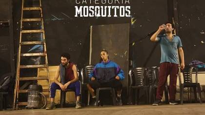 Dos escenas de Categoría mosquito, obra en que los actores también son atletas