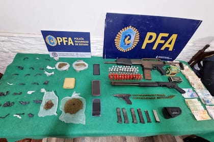Dos escopetas (una a repetición semiautomática), un revólver 9mm, cargadores, municiones, droga y dinero en efectivo, entre otros, fueron incautados por la PFA en el operativo