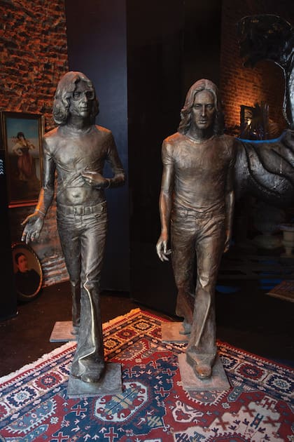 Dos esculturas de Charly García y de Nito Mestre (obras de Carlos Benavídez) dan la bienvenida en Cástor y Polux.