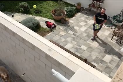 Dos españoles juegan al pádel de un patio a otro en medio de la cuarentena. Fuente: Captura video